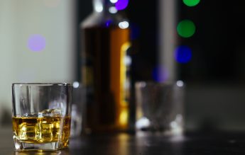 Un director de liceu este acuzat că s-a dus beat la școală și a refuzat testarea cu etilotestul