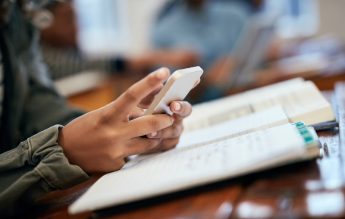OFICIAL Telefoanele mobile vor fi depozitate într-un spațiu special din fiecare clasă, pe parcursul orelor