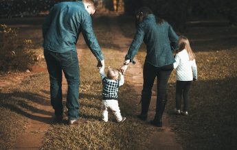 7 strategii practice pentru părinți, din prima carte de parenting validat științific