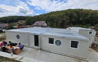 Școală modulară pentru 200 de copii care mergeau 7 km prin pădure la cursuri