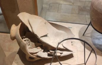 Un copil a fost iertat de un muzeu, după ce a spart un vas vechi de 3500 de ani