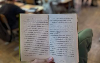 „În timp ce ei pictează, eu le citesc sau le pun Vivaldi”. Prof. Cristian Tănase combină artele plastice cu muzica și lectura, în sala de clasă