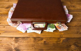 Grupări religioase finanțează cu miliarde de euro lupta contra egalității de gen – raport