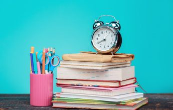 Cum aleg profesorii auxiliarele școlare: criterii esențiale de recomandare – studiu