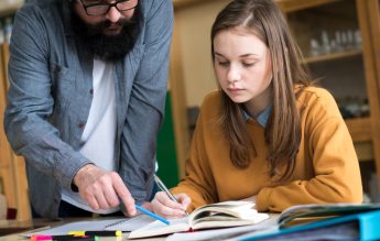 80% dintre părinți sunt mulțumiți de profesori, dar 36% au copii la meditații private