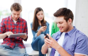 Deca: Utilizarea telefoanelor mobile mai mult de o oră scade performanța la matematică
