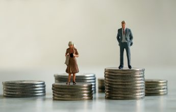 OECD: Deși româncele depășesc clar bărbații în educație, au salarii mai mici