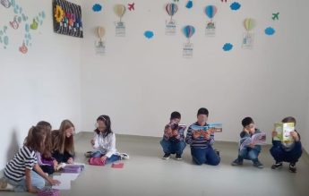 Elevii unei școli au început cursurile direct pe pardoseală. Directoarea a relocat clasele fără aprobare