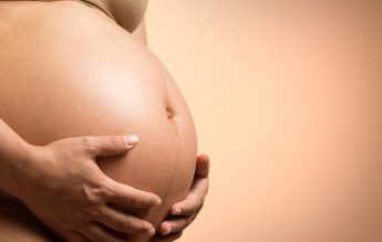 O elevă de 15 ani a aflat că este însărcinată după ce i s-a făcut rău la ora de biologie