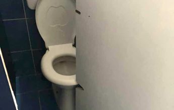 Uși decupate, prin care trece vasul de WC, la băile Colegiului Pedagogic din Sibiu 