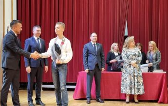 279 de elevi și 136 de profesori, inclusiv din școli private, premiați de Primăria Oradea