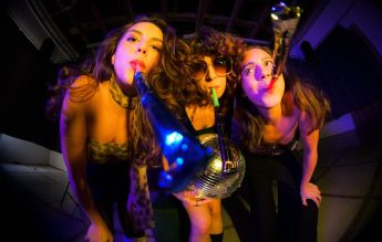 Teatru, arte vizuale, realitate augmentată, medicină și educație, reunite în spectacolul Papiloma Party