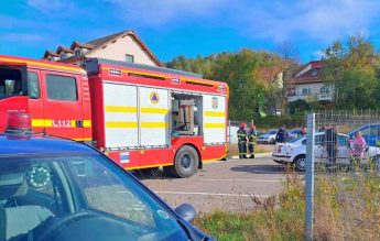 Tatăl unei fetițe de 4 luni, blocată în mașină, nu a lăsat pompierii să deschidă forțat portiera