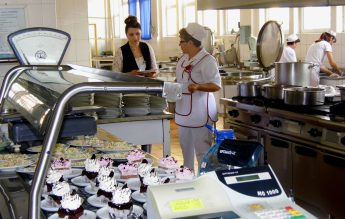 Prețuri studențești la cantina UPG Ploiești: 10 lei pentru două feluri de mâncare