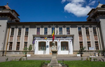 Profesoară la Colegiu Pedagogic, trimisă în judecată pentru că și-a bătut fiica