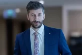 Mi-e teamă pentru copiii care desenează soarele în colțul paginii și cred că toți oamenii sunt buni