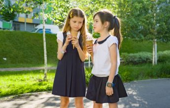 Directoare de școală: ”Elevi de clasa a treia au râs de o colegă că are haine fake”. Școala cere acum ținute alb-negru sau alb-bleumarin