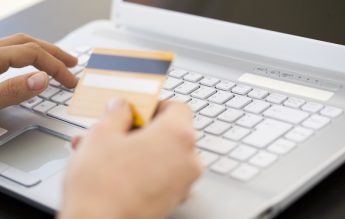 Au început să intre banii pe cardurile de prime de carieră didactică și prime profesionale, anunță Adrian Câciu