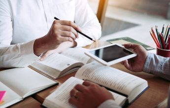 OFICIAL Consorțiile școlare vor asigura completarea normei didactice de predare, inclusiv pentru debutanți
