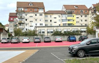 Profesori de la un liceu din Sibiu parchează pe terenuri de sport abia inaugurate