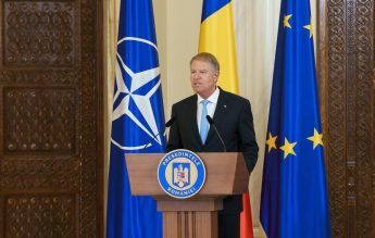 101 școli, decorate de Iohannis. Printre ele, și liceul unde a avut catedra rezervată 27 de ani