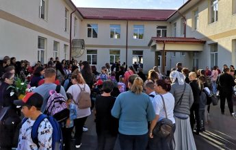 ISJ Suceava și o școală, amendate pentru segregarea unor elevi romi. Aceștia învață în sala de sport