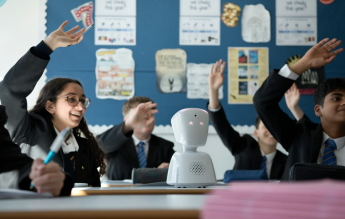 Roboții vin la școală în locul elevilor absenți – program pilot în UK