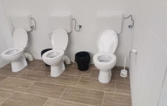 Modernizare fără intimitate: WC-uri open space într-o școală din Gorj