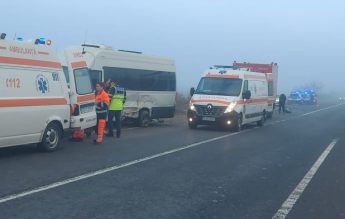 Microbuz școlar cu 14 copii, implicat într-un accident rutier în Iași