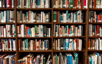 Cenzură solicitată de părinți: Mark Twain, Margaret Atwood și Stephen King, interziși în școlile din Florida