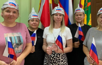 Profesori ruși păcăliți să poarte coifuri de staniol pentru „protecție” împotriva dușmanilor