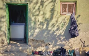 38% dintre familiile din rural au fost în situaţia de a renunţa să cumpere haine şi încălţăminte copiilor – studiu