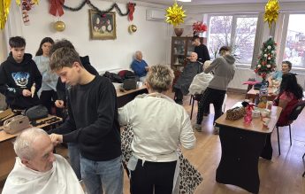 Seniori coafați și tunși gratuit de elevii unui liceu din Alba Iulia, de Crăciun