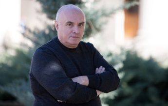 Romanul „Cămașa roșie”, o lecție de iubire, mister și istorie întinsă pe 5 generații