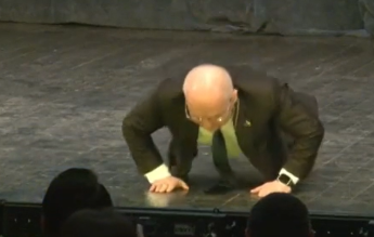 Emil Boc a făcut flotări pe scena Galei „10 pentru Cluj”, provocat de un elev premiat