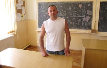 Profesorul care a spart capul unui elev, sancționat cu 5% din salariu după ce și-a recunoscut vina