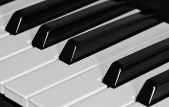 Cinci copii talentați primesc câte o pianină de la donatori care vor să rămână anonimi