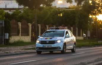 Profesor reţinut sub acuzația că a sărutat o elevă de 13 ani pe obraji şi pe buze