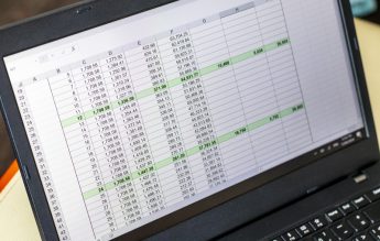 25 de profesori vor învăța să facă și să folosească tabele în Excel. Cursul are 16 ore