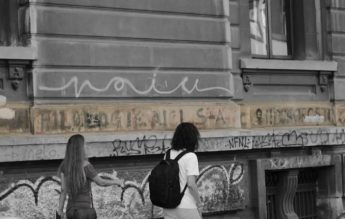 Petiție pentru salvarea ultimelor inscripții lăsate de revoluționari pe fațada Palatului Universității