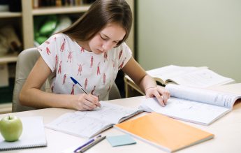 Profesoară de chimie: În clasa a opta, elevii se canalizează doar pe română și matematică. Sufăr foarte mult