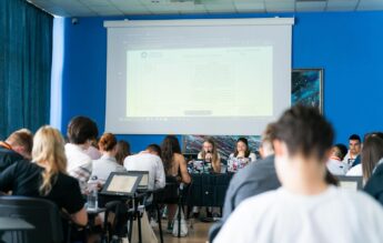 CNE cere ca educația despre sănătatea reproductivă să fie obligatorie la liceu