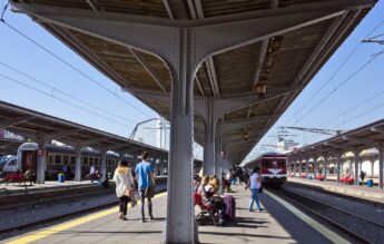 Studenții mai pot cumpăra bilete de tren cu reducere doar de la ghişeele CFR