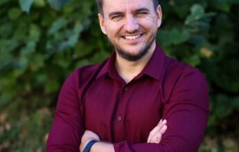 Mihai Suciu, inginerul care a demisionat după 13 ani și meditează gratuit elevi la matematică