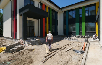 O școală nouă a fost prădată de hoți. Zeci de calculatoare și o imprimantă au fost furate