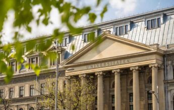 Studenți obligați să învețe online. UniBuc, fără căldură din cauza tâmplăriei vechi