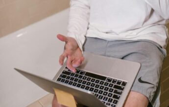Directorul unei școli a demisionat după ce imagini cu el dezbrăcat au apărut în presă