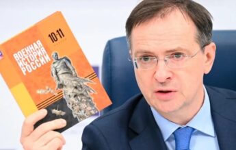 Un nou manual școlar susține că Rusia a fost „forțată” să trimită trupe în Ucraina