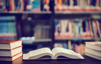 O elevă a împrumutat aproape 300 de cărți de la bibliotecă într-un singur an