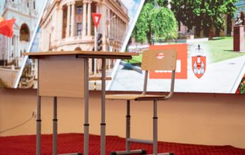 Mobilier nou în școlile din Iași, dar băncile și scaunele sunt prea mici